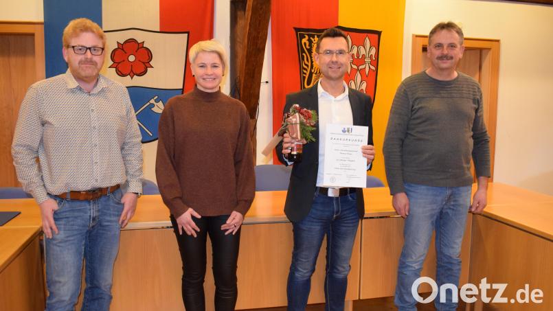 Glückwünsche zum 25-jährigen Dienstjubiläum bei der Verwaltungsgemeinschaft Königstein: Von links Bürgermeister Bernard Köller (Königstein), stellvertretende Geschäftsstellenleiterin Karin Hiltel, der Jubilar Thomas Pirner und Bürgermeister Hermann Mertel (Hirschbach). Bild: wku