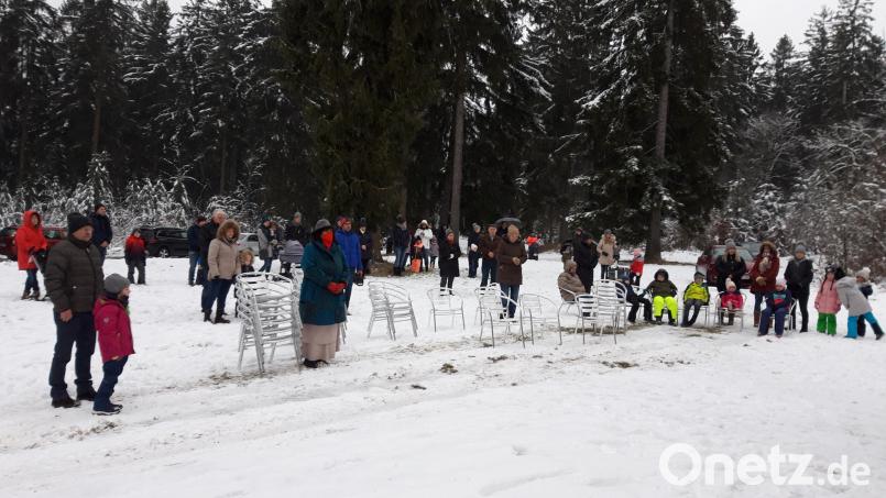 Vor der Kirche warteten Eltern und Kinder auf den Nikolaus. Bild: Pfarrei Mähring/exb