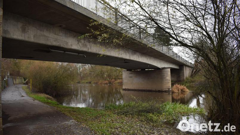 Die Bauschäden an der Kleinen Naabbrücke nehmen bedenkliche Formen an. Eine Erneuerung in kürzester Zeit ist unumgänglich. Bild: bnr