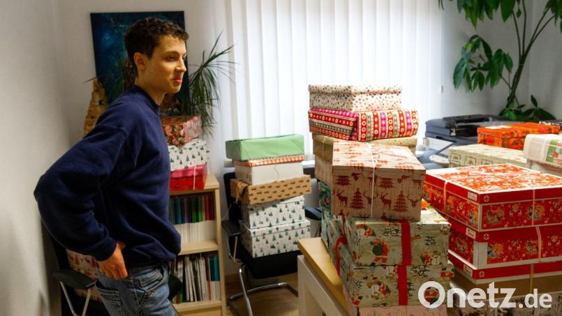 Schülersprecher Laurenz Wilhelm freut sich über ein ganzes Zimmer voller Weihnachtspakete für die Aktion &quot;Geschenke mit Herz&quot;. Bild: upl