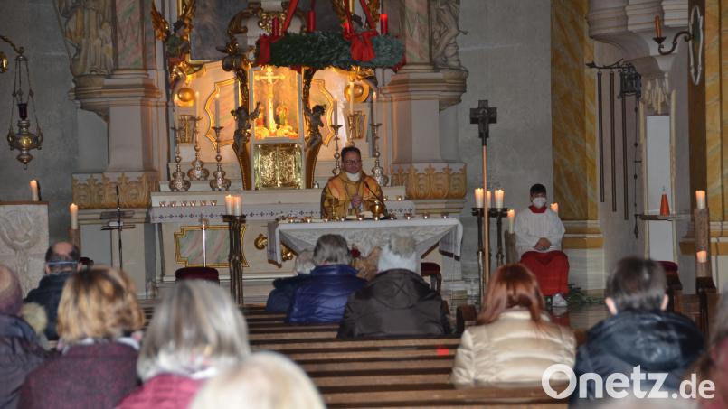 Am Mittwoch wurde in der katholischen Stadtpfarrkirche im Schein der zweiten Adventskerze das Patrozinium mit Dekan Alexander Hösl gefeiert. Bild: doj