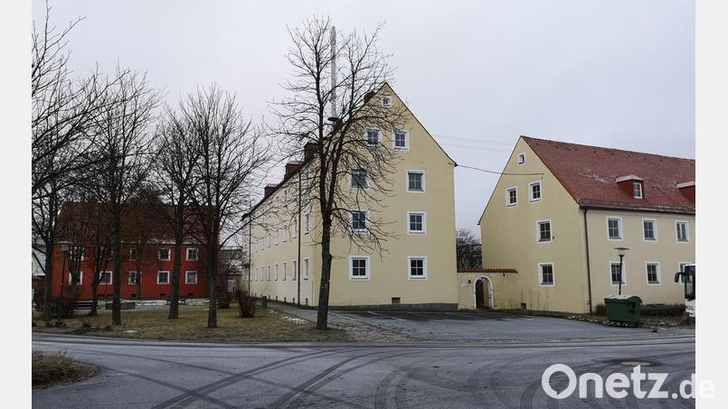 Ein Investor, der die alten Wohnblöcke am Robert-Lindig-Platz in Mitterteich sanieren wollte, ist nach Angaben von Bürgermeister Stefan Grillmeier abgesprungen. Doch es gibt einen neuen Interessenten, der das Projekt umsetzen will. Bild: lnz