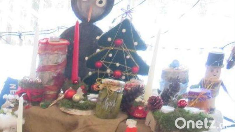 Kleine Weihnachtsgeschenke und Weihnachtsdekoartikel können an der Kulmterrasse „kostenlos“ erstanden werden. Die „Stacheligen Kulmkids“ vom Obst- und Gartenbauverein haben diese gebastelt. Bild: ow