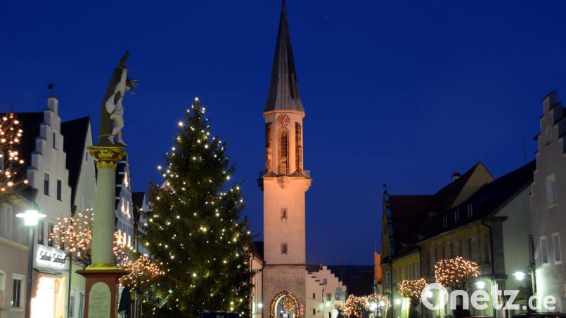 Den weihnachtlichen Kemnather Stadtplatz hat Norbert Vetter für den Heimatkalender abgelichtet. Bild: Norbert Vetter/exb