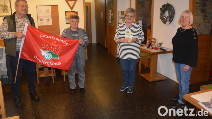 Bei der Spendenübergabe mit dabei waren (von links) Naturfreunde-Vorsitzender Erich Tilp, Kassiererin Angela Baier, Dr. Annemarie Schraml sowie stellvertretende Vorsitzende Angelika Müller. Bild: jr