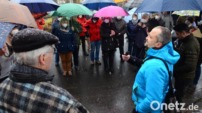 Der Rehmühlbach beschäftigt die Anwohner. Bei der Ortsbegehung am Dienstag wurde viel diskutiert. Bild: Kunz