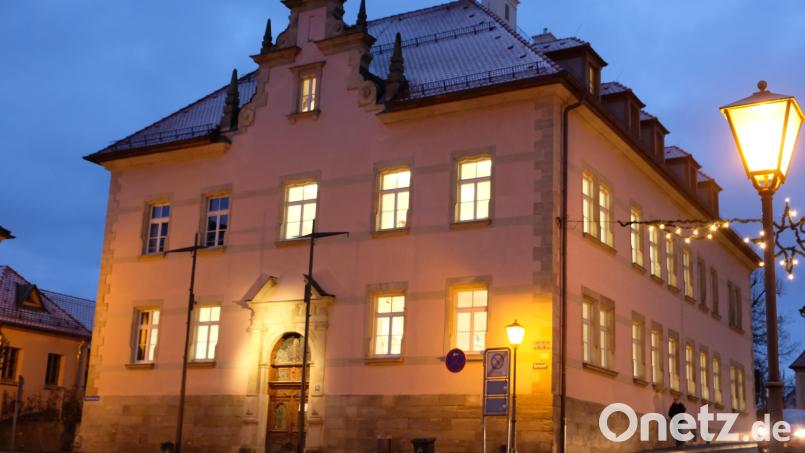 Denkmalgeschützt mit Neurenaissance-Gliederungen, Ziergiebel und stadtbildprägend dient das ehemalige Vermessungsamt nach einer Generalsanierung als Haus der Bildung, Kultur und Geschichte. Bild: do