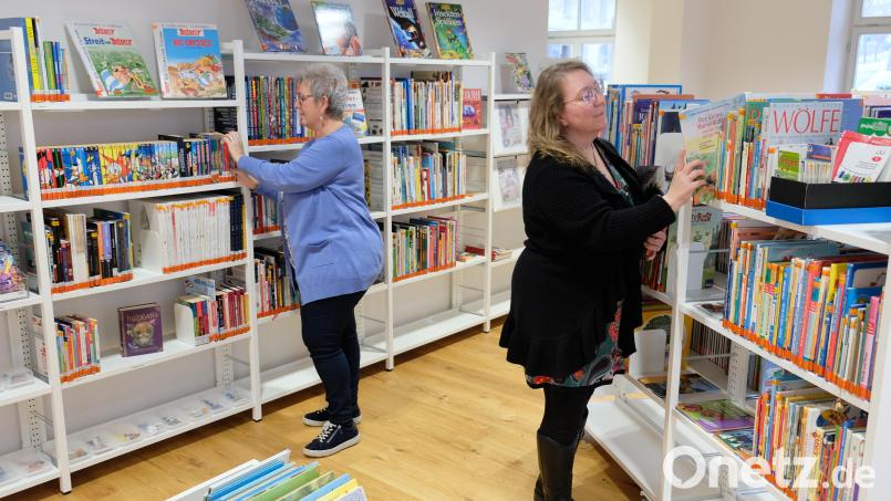 Optimale Bedingungen finden die Besucher in der neuen Stadtbibliothek vor. Unser Bild zeigt Diplom-Bibliothekarin Petra Danzer (rechts) und Mitarbeiterin Renate Schneider-Kraus beim Einordnen der insgesamt circa 11.000 Medien. Bild: do