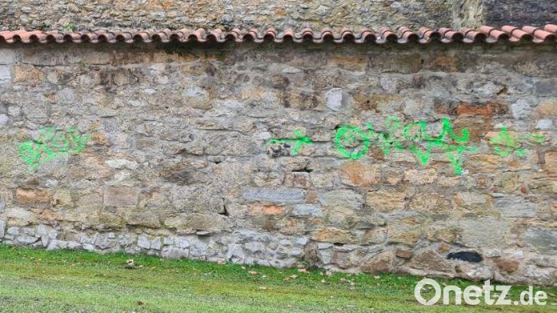 So sehen die Schmierereien aus, die Unbekannte an der Stadtmauer in Amberg hinterlassen haben. Bild: Polizeiinspektion Amberg
