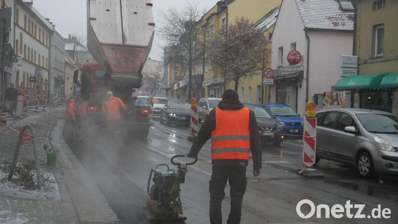 Entlang der Bundesstraße 299 durch Waldsassen ist am Mittwoch die Asphalt-Feinschicht neben den neuen Pflasterrinnen aufgetragen worden. Bild: hmr