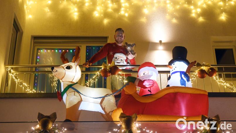 Über der Garage hängt ein Rentierschlitten mit Weihnachtsmann und Schneemann. Thomas Bendl-Meinhardt und Hündin Susi sind absolute Weihnachtsfans. Bild: Gabi Schönberger