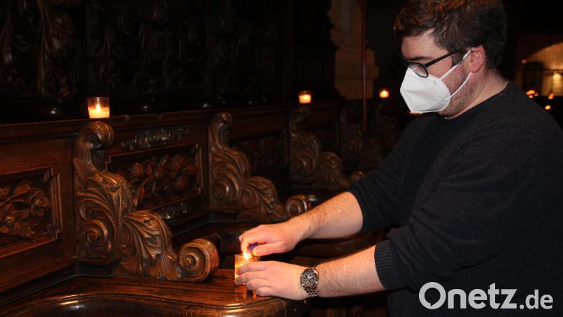 Mit einem Feuerzeug zündet Basilika-Mesner Dominik Sirtl die Kerzen, wie hier im Chorgestühl, vor der Lichterrorate an. Bild: kro