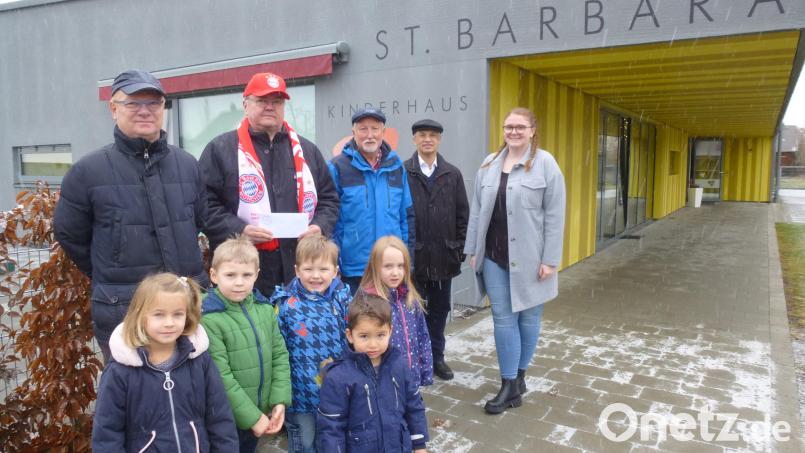 Präsident Hans Heibl (mit Schal) und Schatzmeister Hans Beyer übergeben 500 Euro für das Kinderhaus an Lisa Spring. Bild: bk