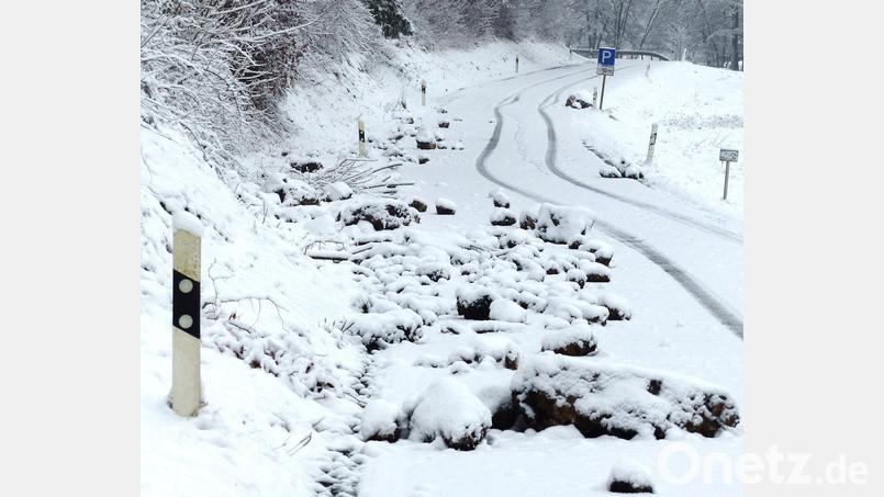 Rund 20 Tonnen instabiles Gestein von zwei lockeren Felsköpfen wurden zum Absturz gebracht und werden jetzt von der Straßenmeisterei Amberg aufgesammelt und entfernt, damit die Lauterachtalstraße am Wochenende wieder geöffnet werden kann. Bild: jp