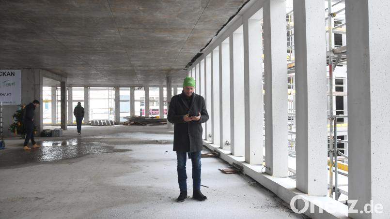 Jürgen Spickenreuther beim Richtfest der AOK Weiden im ersten Obergeschoss, das in den nächsten eineinviertel Jahren mit offenen Büro- und Besprechungsräumen ausgebaut wird. Bild: Gabi Schönberger