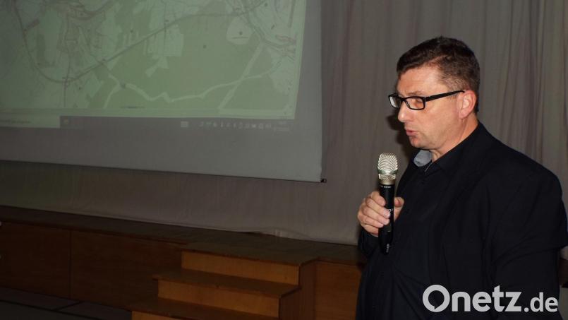 Baudirektor Stefan Noll in Kümmersbruck bei seinem Referat über die Westumfahrung. Bild: e