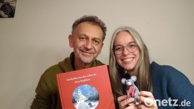 Gerald Herbst (links) hat aus Ton die kleine Anna BergMaus gestaltet, damit seine Illustrationen zu den Texten von Nadine Hofmann möglichst lebendig sind. Bild: cog