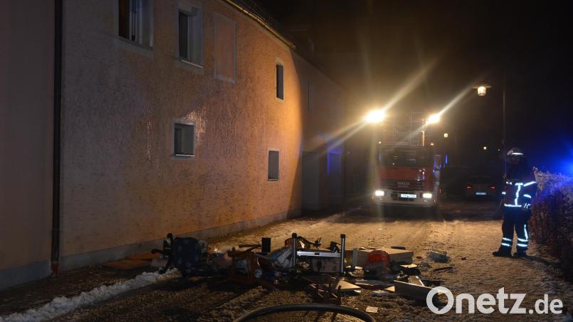 Mit Scheinwerfern wurde der Brandort im Mühlgrabenweg ausgeleuchtet. Gegenstände, die bei der Brandbekämpfung hinderten, wurden aus der Wohnung geworfen. Bild: jr