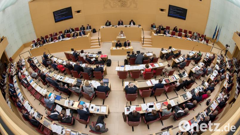 Abgeordnete aller gewählten bayerischen Parteien nehmen an der Plenarsitzung im Landtag teil. Symbolbild: Peter Kneffel/dpa