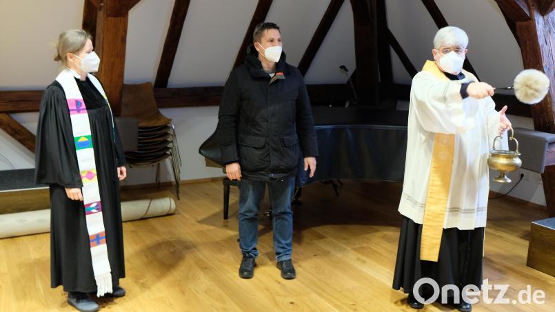 Den kirchlichen Segen erteilen Stadtpfarrer Thomas Jeschner und Pfarrerin Anne Utz. Wegen der Coronapandemie plant Bürgermeister Marcus Gradl (Bildmitte) eine große Eröffnungsfeier mit einem Tag der offenen Tür erst für das kommende Jahr. Bild: do