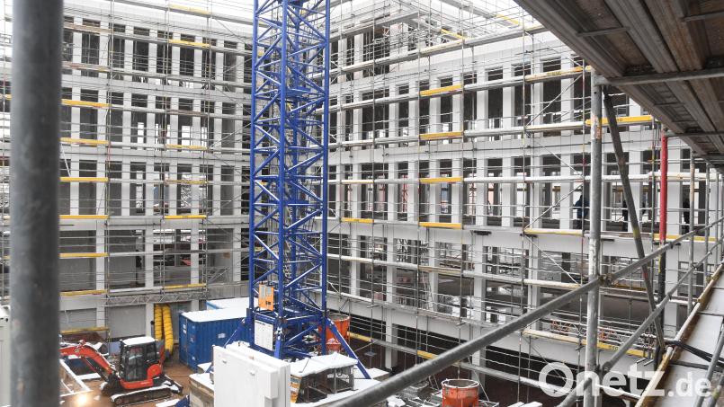 Innen- und Außenfassade sind konsequent durch Betonteile mit gestrahlter Oberfläche gestaltet Bild: Gabi Schönberger