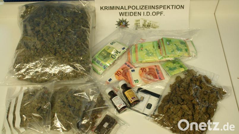 In einer Grafenwöhrer Wohnung fand die Polizei Rauschgift im Marktwert von mindestens 24.000 Euro. Bild: Kripo Weiden/exb