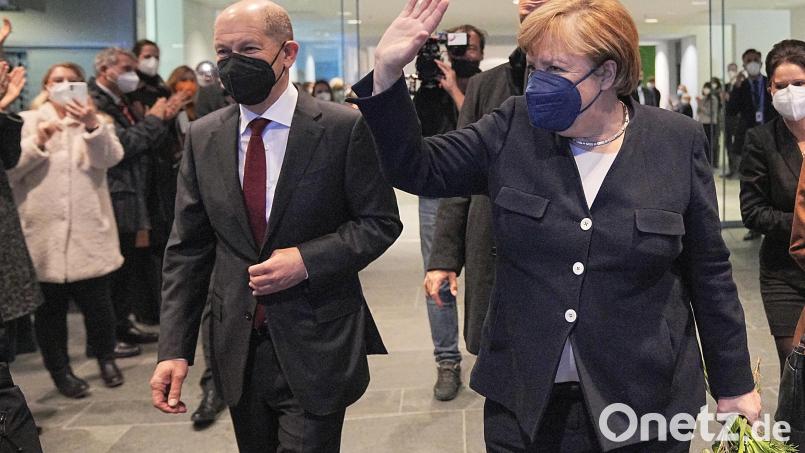 Servus, ciao, adieu: Angela Merkel winkt zum Abschied nach der Amtsübergabe an den neu gewählten Bundeskanzler Olaf Scholz (SPD, l) im Bundeskanzleramt. Bild: Michael Kappeler/dpa