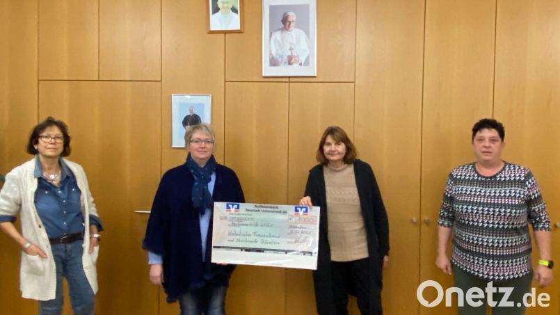 Lehner Margit, Zweite Vorsitzende Ludwig Melanie, Inge Trottmann und Vorsitzende Simon Bianca (von rechts) bei der Scheckübergabe. Bild: Corinna Reber/exb