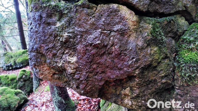 Diesen markanten, locker gewordenen Felskopf hat eine österreichische Spezialfirma mit Presslufthammer, Hydraulikpressen und Spreizern in kleinere Teile zerlegt und diese den Hang hinabrollen lassen. Bild: jp