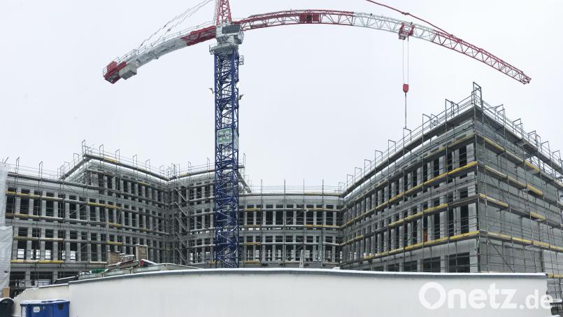 282 Betonfertigteile sind für das fünfstöckige AOK-Gebäude an der Ecke Bahnhof-, Weigelstraße verbaut. Bild: Gabi Schönberger
