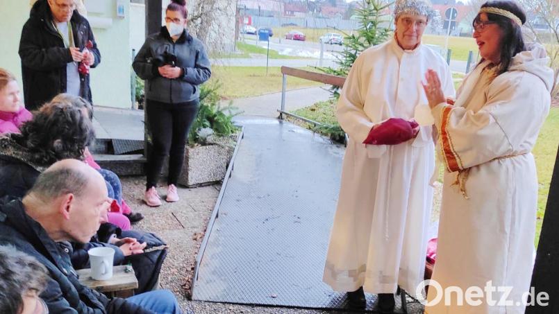 Als Engel überraschen Jutta Reinisch und Christl Kaas (von rechts) benachteiligte und ältere Mitbürger der Marktgemeinde. Bild: fjo