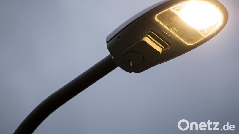 Bisher sind etwa 1100 Leuchten im Stadtgebiet von Marktredwitz auf LED-Technik umgerüstet worden. Symbolbild: Fabian Sommer/dpa