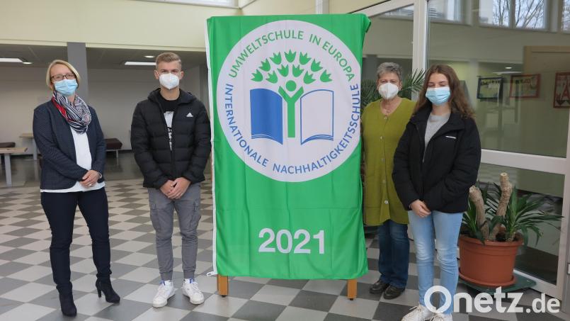Rektorin Christine Wiesend (links), die Umweltbeauftragte Heidrun Schelzke-Deubzer (Zweite von rechts) und die beiden Schülersprecher Tim Domeyer (Zweiter von links) und Michelle Krause dürfen stolz auf das erneut erworbene Zertifikat „Umweltschule in Europa“ sein. Bild: jzk