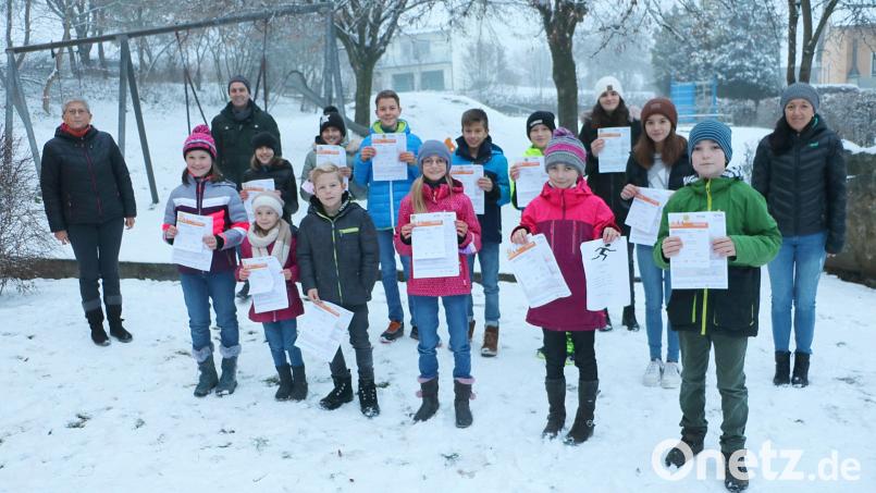 Die Deutschen Sportabzeichen für Kinder und Jugendliche verleihen (links) Elisabeth Dehling, (hinten) Bürgermeister Hans-Jürgen Strehl und (rechts) Kerstin Hagerer. Bild: gru