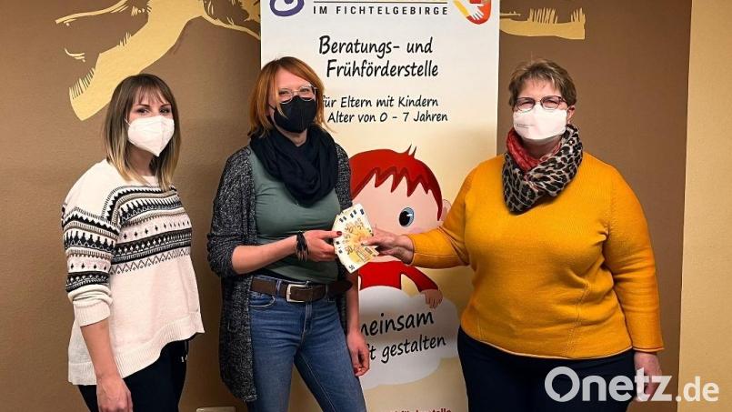 Susann Lindner, Ergotherapeutin der Frühförderung der Lebenshilfe im Fichtelgebirge (von links), und Stefanie Reif erhalten eine Spende von 500 Euro durch Inge Geißler, Vorsitzende des Obst- und Gartenbauvereins Ebnath. Bild: soj