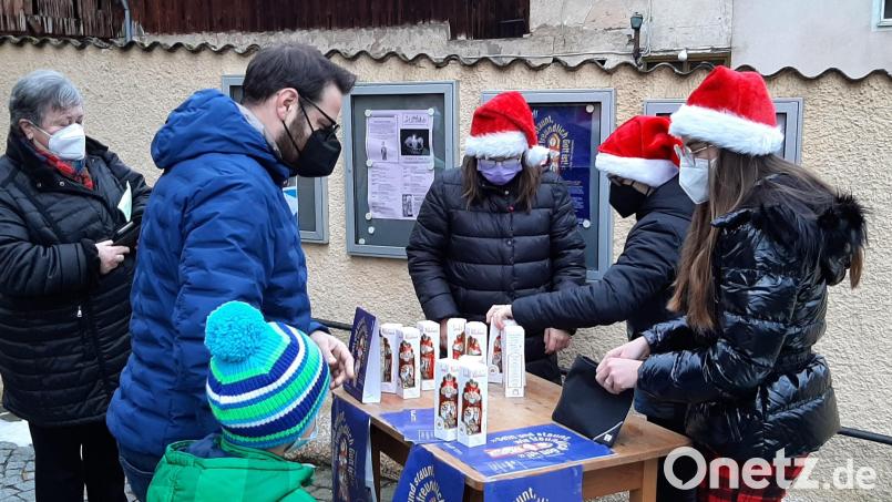 Die Ministrantengruppe am Nikolausverkaufsstand nach dem Gottesdienst. Bild: jud