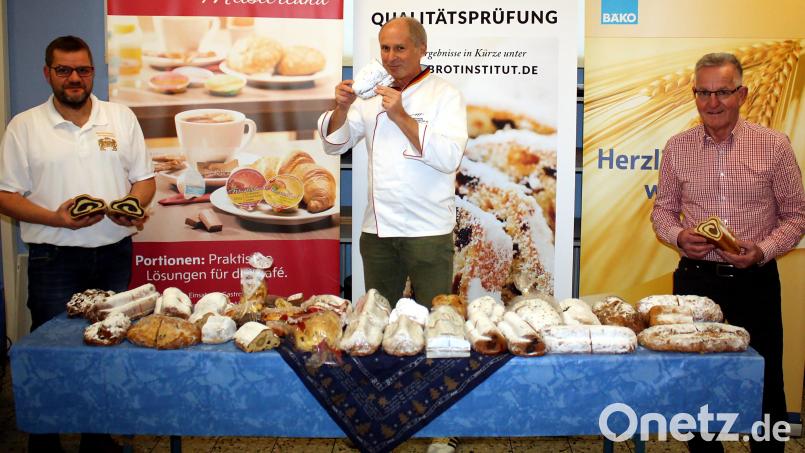 Schmecken, riechen, prüfen: Obermeister Wolfgang Schmidt, Innung Nordoberpfalz (von links), Prüfer Manfred Stiefel und rechts BÄKO-Geschäftsführer Walter Beer sind auf das Ergebnis der diesjährigen Stollenprüfung gespannt. Bild: R. Kreuzer