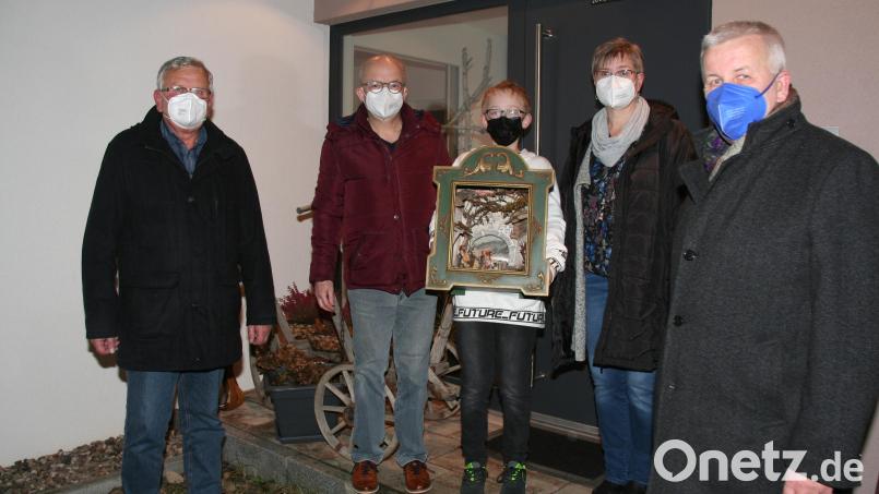 Der Vorsitzende der Krippenfreunde Schnaittenbach, Uli Reindl (rechts) überreichte gemeinsam mit seinem Stellvertreter Peter Pichl, Kassier Markus Grünwald, dessen Sohn Samuel und dessen Frau Michaela (von links) das Kastenkripperl für die nächsten 24 Stunden. Bild: ads