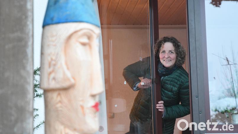 Holzbildhauerin Irene Meier mit einem ihrer Werke vor der Werkstatt Im Ibelnest 9 in Weiden. Bild: Gabi Schönberger