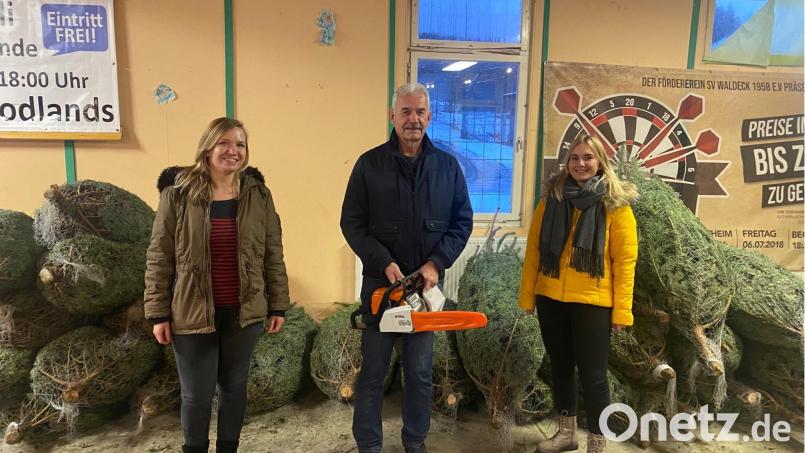 Glücksfee Jessica Suttner (rechts) zog Josef Kuchenreuther als Gewinner einer Motorsäge. Kathrin Schupfner vom Vorstandsteam des Fördervereins gratulierte. Bild: SV Waldeck/exb