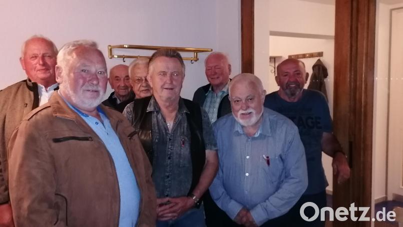 Helmut Zitzler (vorne rechts) führt auch weiterhin den IG Bau Ortsverband Wernberg-Trausnitz. Zum Stellvertreter wurde Karl Meier (vorne links) gewählt. Bild: bnr