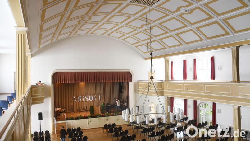 Bestuhlung und Bühnenaufbau wird es im Evangelischen Vereinshaus vielleicht nie mehr geben. Der Pächter bereitet seinen Abschied vor, die Kirche will die Immobilie verkaufen. Bild: Gabi Schönberger