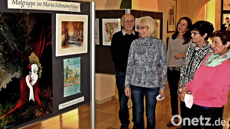 Die Ausstellung im Maria-Seltmann-Haus ist eröffnet. Hobbymaler stellen ihre gemalten Auffassungen zum Thema Menschen und Bäume aus. Bild: R. Kreuzer