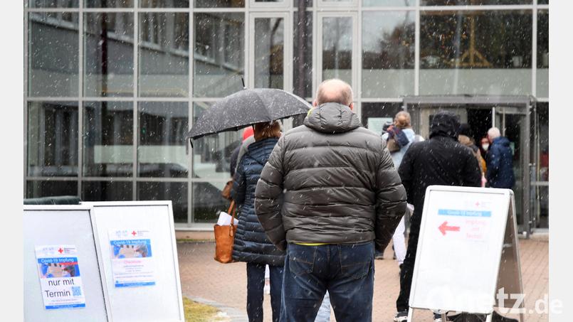 Impfungen gibt es in den Impfzentren wie hier in Weiden nur mit Termin. Dadurch ist die durchschnittliche Wartezeit laut Impfzentrums-Leiter Sebastian Seibert auf maximal 12 bis 15 Minuten gesunken. Doch das verhindert offensichtlich das Warten in Schnee und Kälte nicht gänzlich. Bild: Gabi Schönberger