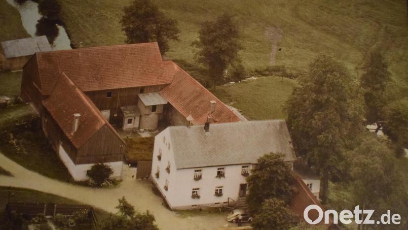 Die Schafmühle samt Wohnhaus, Sägewerk, Turbinenhäuschen und Stallungen für Kühe und Pferde. Der Hof wurde Mitte der 1960er Jahre wegen des Baus des Hochwasserspeichers vom Wasserwirtschaftsamt abgelöst. Das Gebäude, das erst 12 Jahre alt war, musste abgerissen werden. Repro: Erika Sammet