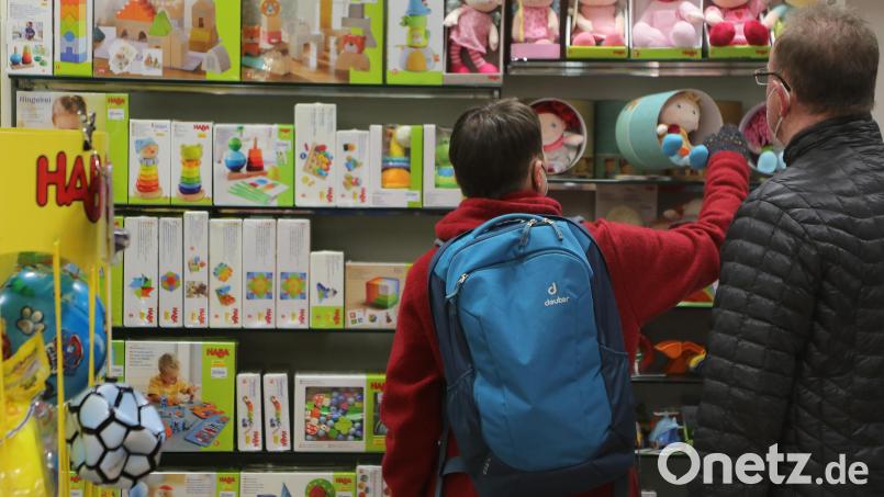 Für die Amberger Kinder kann Weihnachten kommen, denn Spielzeug gibt es auf jeden Fall genug, um den Platz unter dem Baum zu füllen. Bild: Wolfgang Steinbacher