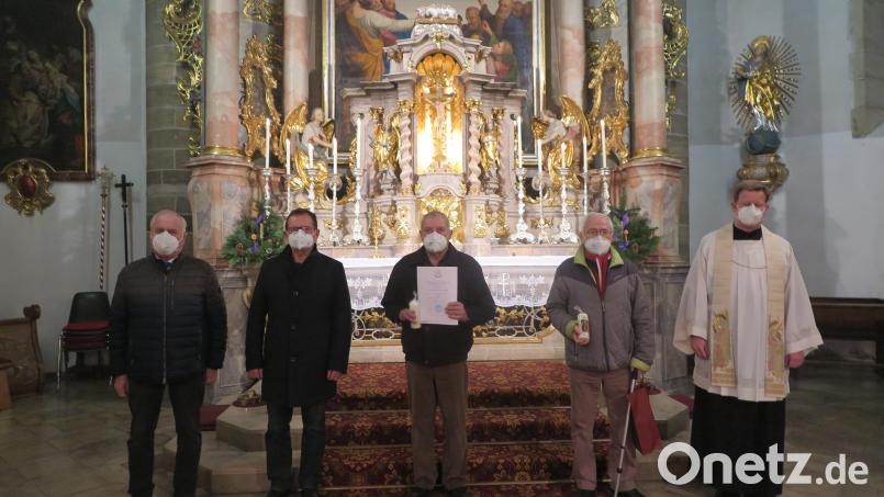 Nach der Festmesse, die Stadtpfarrer Thomas Kraus (rechts) zelebrierte, ehrten Max Pravida und Willi Popp Richard Pscherer (von links) für 25-jährige Mitgliedschaft. Ebenso verabschiedeten sie Obmann Paul Völkl (Vierter von links). Bild: jzk