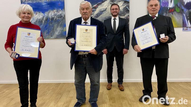Einmal Gold, zweimal Silber: Marialuise Uebelacker, Norbert Duhr, Bürgermeister Ernst Lenk, Herbert Wolf (von links). Bild: Eichl