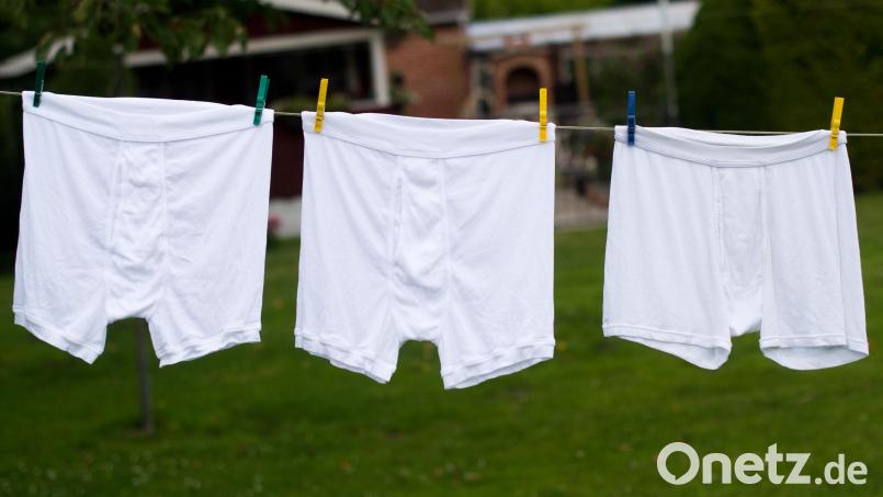Mit einer Unterhose vor dem Gesicht hat eine Frau in Oberfranken die Maskenpflicht im Supermarkt umgehen wollen. Symbolbild: Julian Stratenschulte