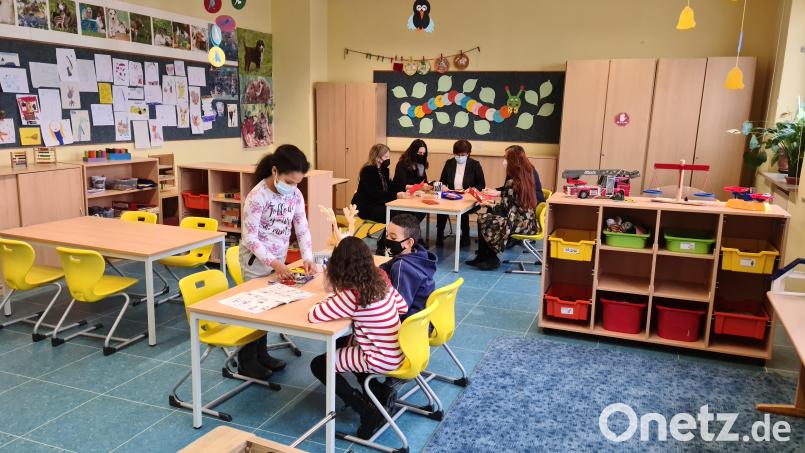 Neue Stühle, Tische, Teppiche, Schränke und sogar Sofas und das in jedem Raum in einer anderen Farbe: Die Offene Ganztagsschule ist modern und attraktiv eingerichtet worden. Bild: sne